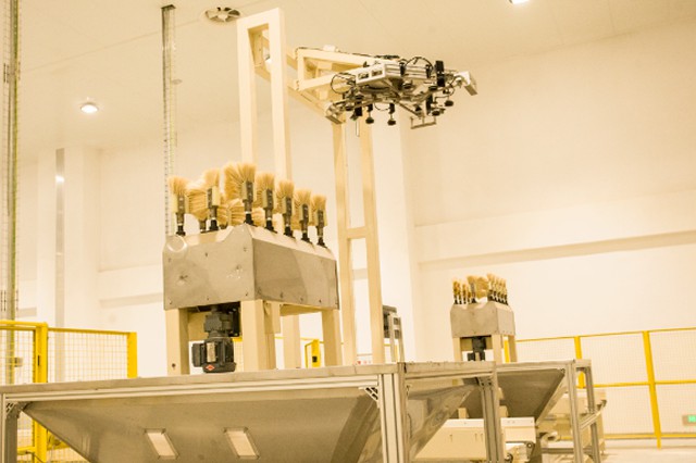 武汉卷烟厂机器人翻箱倒料项目